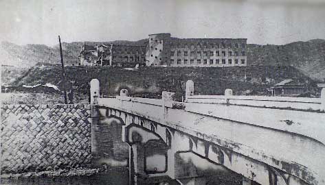 原爆の破壊に耐えた簗橋と城山国民学校（丘の上の建物）